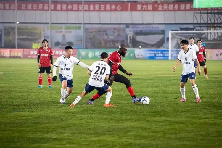 欧冠对决：巴塞罗那 VS 勒沃库森